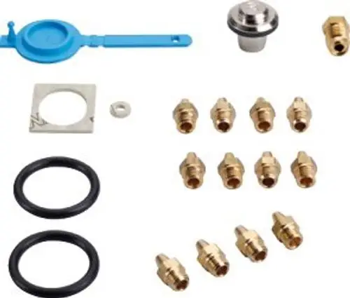 Zubehörset mit verschiedenen Metallsteckern, Dichtungen und einer blauen Halteplatte, geeignet für Bosch-Geräte zur Gasumrüstung.